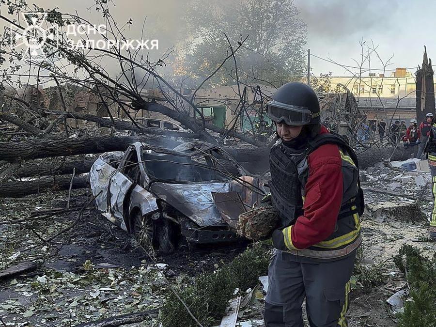Gli operatori di emergenza ripuliscono le macerie dopo che la Russia ha attaccato la città con bombe guidate durante la notte a Zaporizhzhia, Ucraina. (Ukrainian Emergency Service via AP)