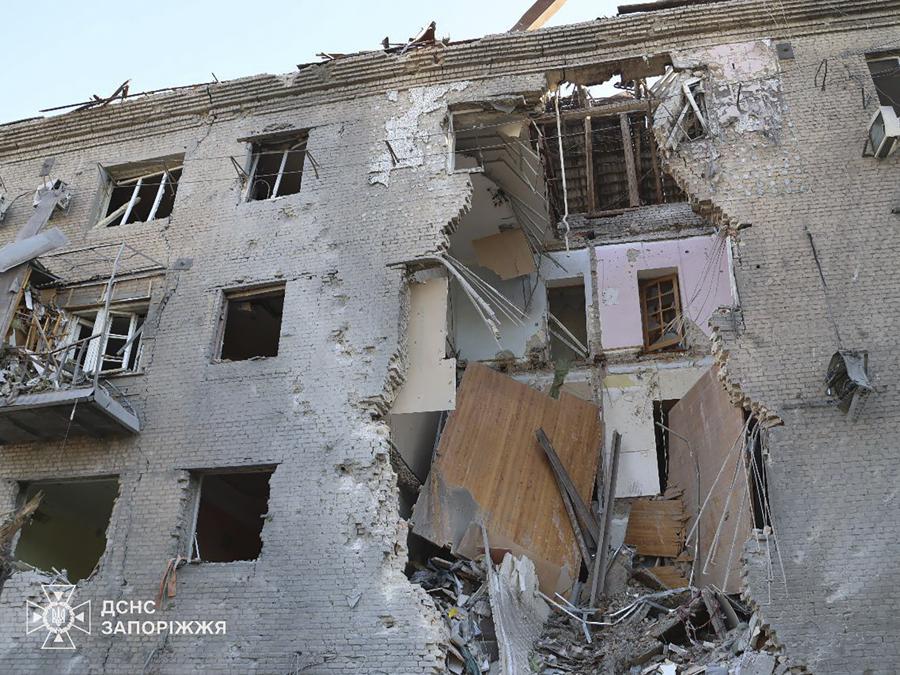 Un condominio danneggiato dopo che la Russia ha attaccato la città con bombe guidate durante la notte a Zaporizhzhia, Ucraina. (Ukrainian Emergency Service via AP)