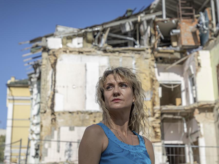 Maryna Berdar, 39 anni, co-fondatrice dell’”Ufficio del sorriso e del sostegno” siede davanti all’ospedale pediatrico Okhmatdyt a Kiev, Ucraina, distrutto dopo un attacco missilistico russo l’8 luglio. (AP Photo/Anton Shtuka)