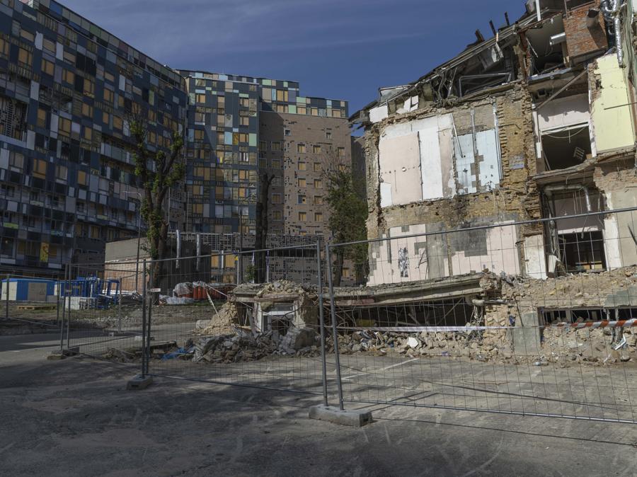 I danni all’ospedale pediatrico Okhmatdyt di Kiev, Ucraina, distrutto dopo un attacco missilistico russo l’8 luglio. (AP Photo/Anton Shtuka)