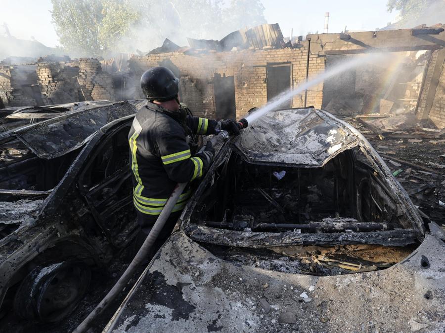 I soccorritori ucraini lavorano sul luogo del bombardamento mattutino di un edificio residenziale a Zaporizhzhia, Ucraina. EPA/KATERYNA KLOCHKO