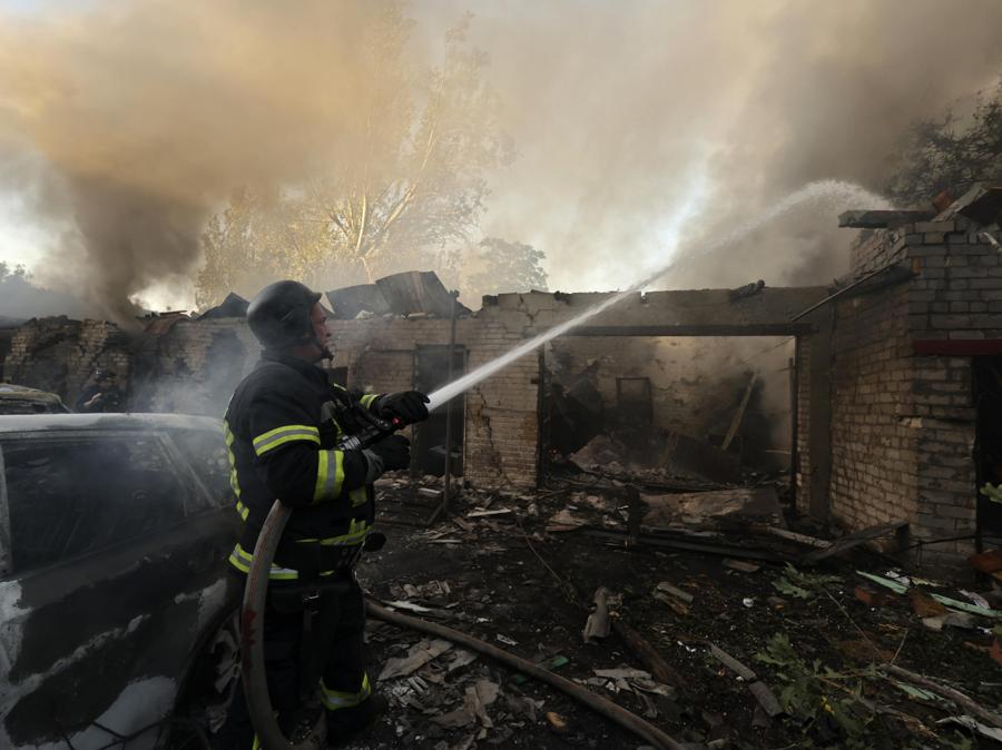 I soccorritori ucraini lavorano sul luogo del bombardamento mattutino di un edificio residenziale a Zaporizhzhia, Ucraina. EPA/KATERYNA KLOCHKO