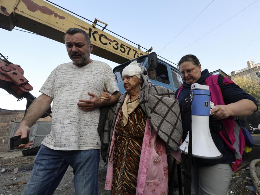 Alcune persone aiutano una donna ferita sul luogo del bombardamento mattutino di un edificio residenziale a Zaporizhzhia, Ucraina. EPA/KATERYNA KLOCHKO