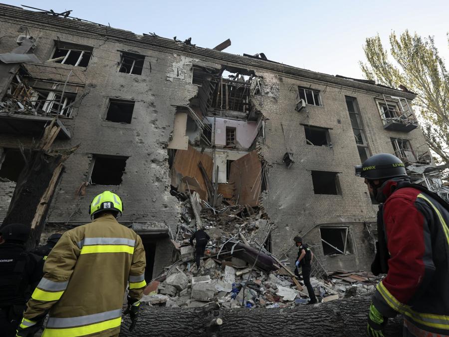 I soccorritori ucraini lavorano sul luogo del bombardamento mattutino di un edificio residenziale a Zaporizhzhia, Ucraina. EPA/KATERYNA KLOCHKO