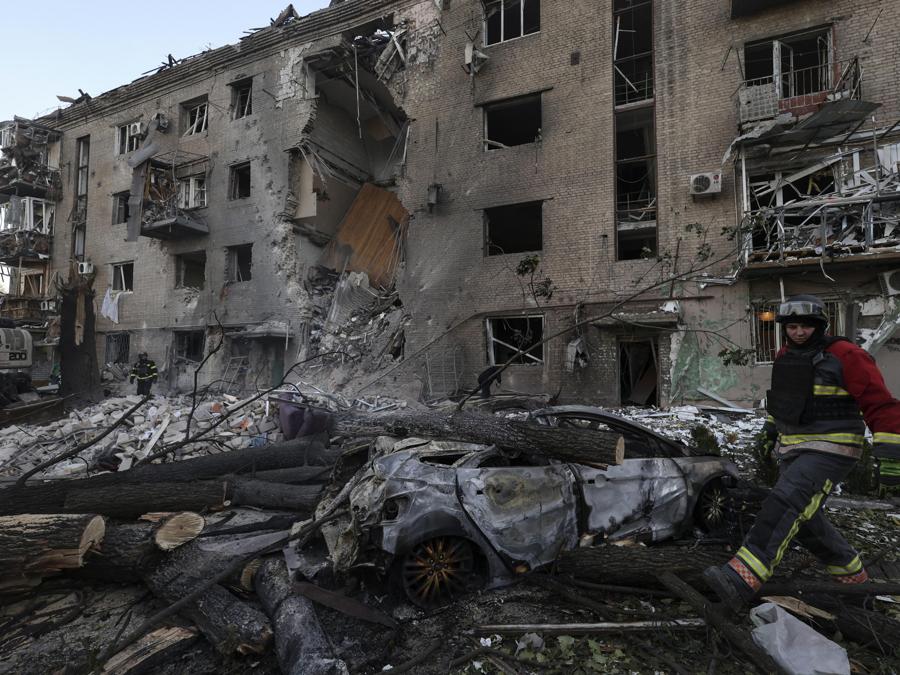 I soccorritori ucraini lavorano sul luogo del bombardamento mattutino di un edificio residenziale a Zaporizhzhia, Ucraina. EPA/KATERYNA KLOCHKO