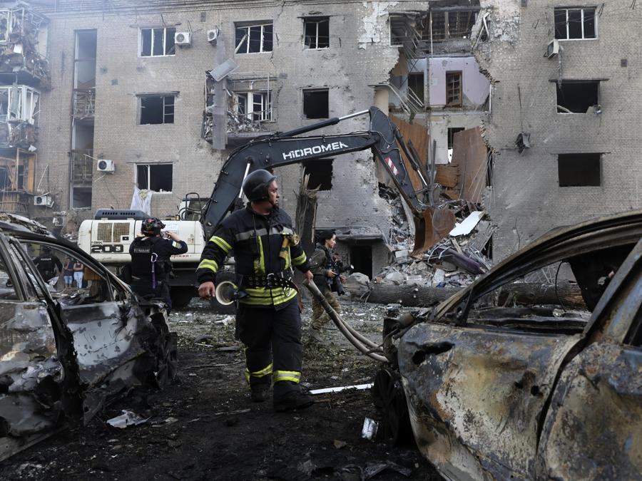 I soccorritori ucraini lavorano sul luogo del bombardamento mattutino di un edificio residenziale a Zaporizhzhia, Ucraina. EPA/KATERYNA KLOCHKO