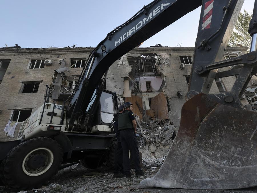 I soccorritori ucraini lavorano sul luogo del bombardamento mattutino di un edificio residenziale a Zaporizhzhia, Ucraina. EPA/KATERYNA KLOCHKO