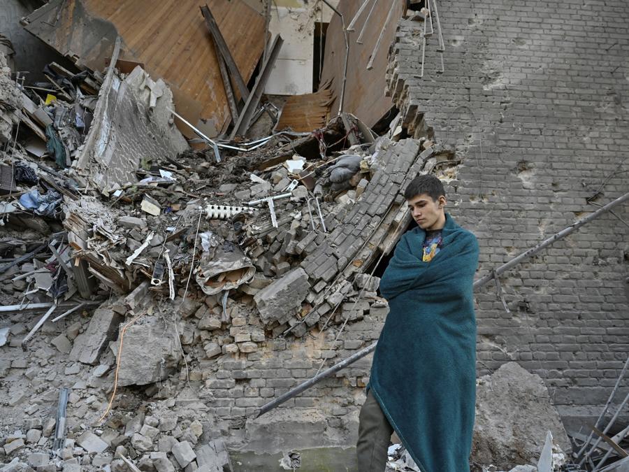 Vladyslav, 14 anni, si trova accanto al suo appartamento distrutto da un attacco aereo russo a Zaporizhzhia, Ucraina. REUTERS/Stringer