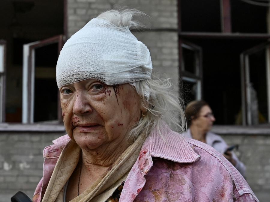 Una donna ferita  accanto al suo condominio, colpito da un attacco aereo russo, a Zaporizhzhia, Ucraina. REUTERS/Stringer