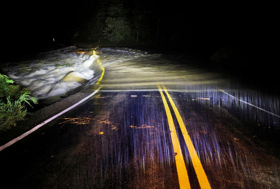 Le acque dell’inondazione si riversano sul ponte Guy Ford Road sul fiume Watauga mentre l’uragano Helene si avvicina alle montagne della Carolina del Nord, a Sugar Grove, nella Carolina del Nord. (Reuters)