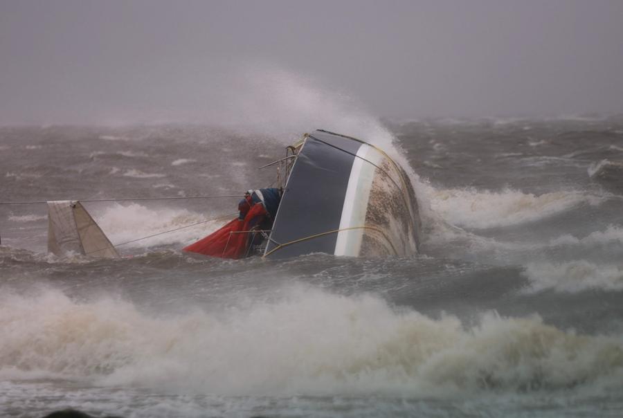Una barca capovolta si arena a St. Pete Beach, Florida durante  l’uragano Helene. (AFP)