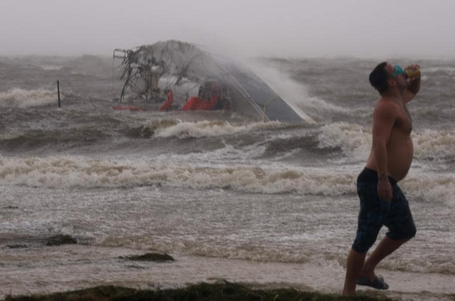 Una barca capovolta si arena a St. Pete Beach, Florida durante  l’uragano Helene. (AFP)