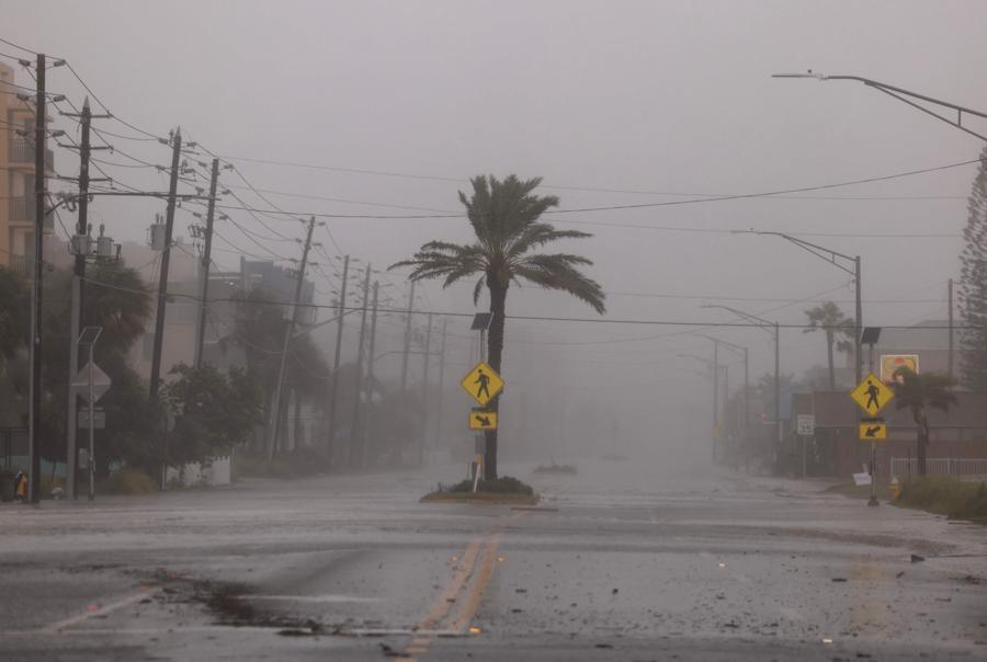 Una strada  priva di traffico mentre l’uragano Helene si scatena  a St. Pete Beach, Florida. (AFP)