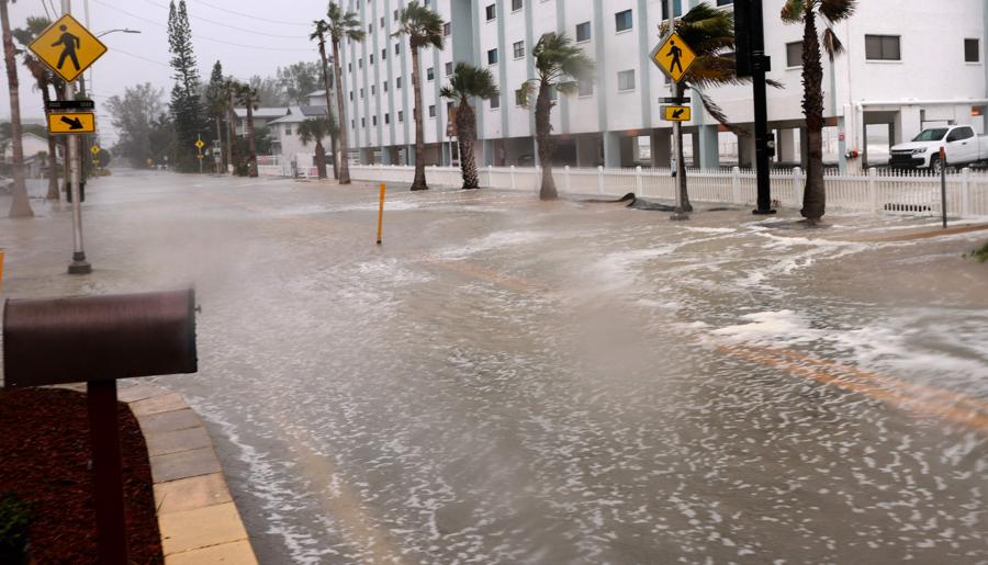 Una strada allagata  mentre l’uragano Helene si scatena  a St. Pete Beach, Florida. (AFP)