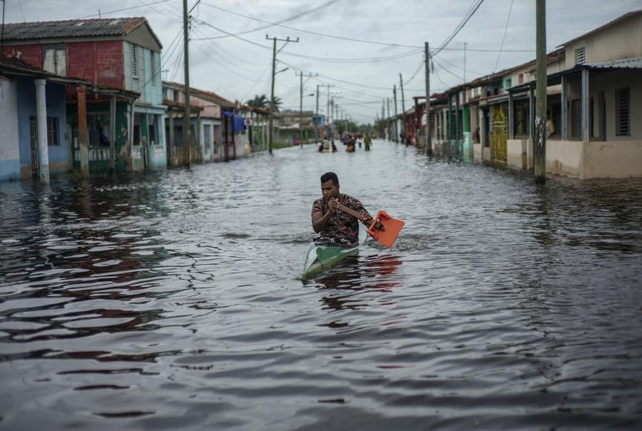 Gli allagamenti  a causa dell’uragano Helene, a Batabano, provincia di Mayabeque, Cuba. (AP)