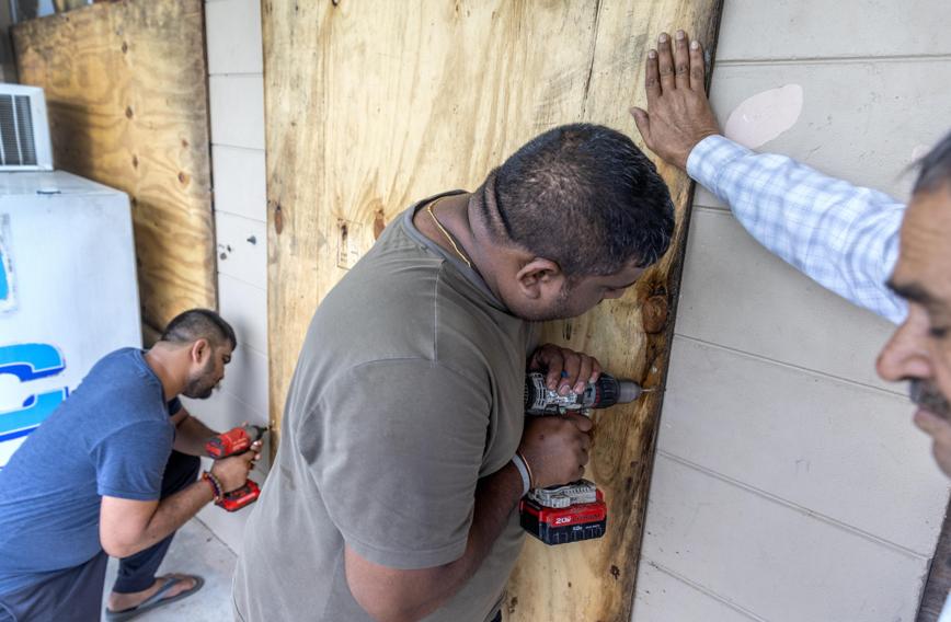 Le finestre coperte con tavole di compensato mentre la città si prepara per l’uragano Helene a Mayo, in Florida. (EPA)