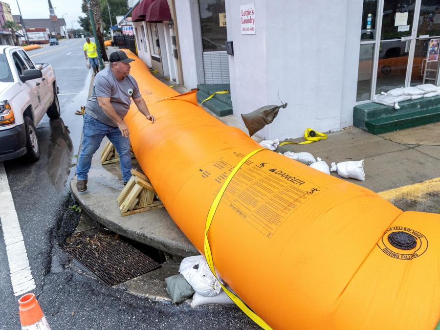Una barriera di protezione dalle inondazioni intorno agli edifici mentre la città si prepara per l’uragano Helene a Live Oak, in Florida. (EPA)