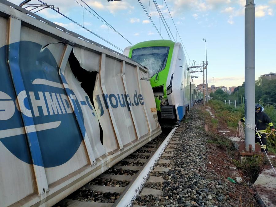 Un treno è uscito dai binari questa mattina, a Milano. L'incidente, che ha coinvolto un treno merci e un treno passeggeri, è avvenuto poco dopo le 6.30 in via Pallanza, non lontano dallo scaldo FS di Greco. Si registra un ferito, 13 settembre 2024. (Ansa)