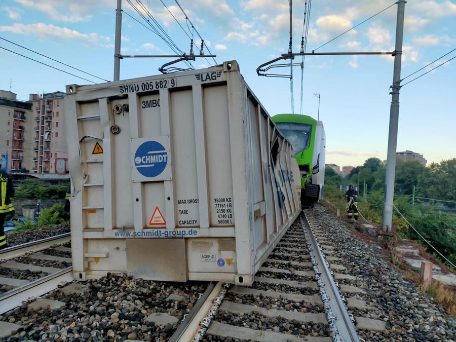 Un treno è uscito dai binari questa mattina, a Milano. L'incidente, che ha coinvolto un treno merci e un treno passeggeri, è avvenuto poco dopo le 6.30 in via Pallanza, non lontano dallo scaldo FS di Greco. Si registra un ferito, 13 settembre 2024. (Ansa)