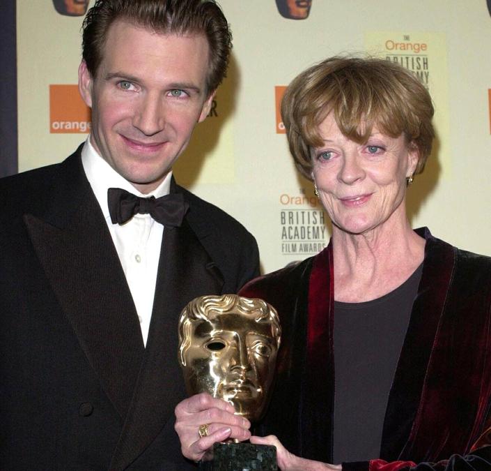 Maggie Smith riceve il premio BAFTA (British Academy of Film and Television Awards) consegnatole da Ralph Fiennes  dopo aver vinto come migliore attrice non protagonista per il suo ruolo in “Un tè con Mussolini” alla cerimonia tenutasi a Leicester Square, Londra , Gran Bretagna, 9 aprile 2000. Reuters
