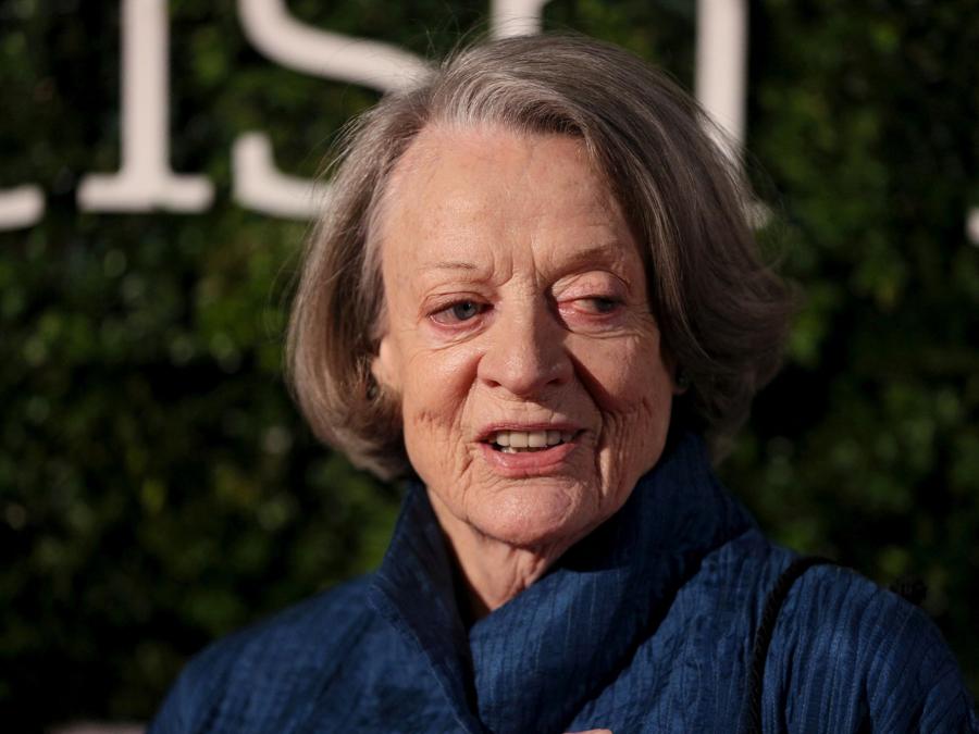Maggie Smith posa per i fotografi agli Evening Standard British Film Awards a Londra, Gran Bretagna, 7 febbraio 2016. REUTERS/Neil Hall