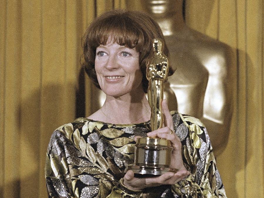 L’attrice Maggie Smith vince l’ Oscar come migliore attrice non protagonista nel film “California Suite” a Los Angeles, il 9 aprile 1979. (AP Photo/Reed Saxon, File)