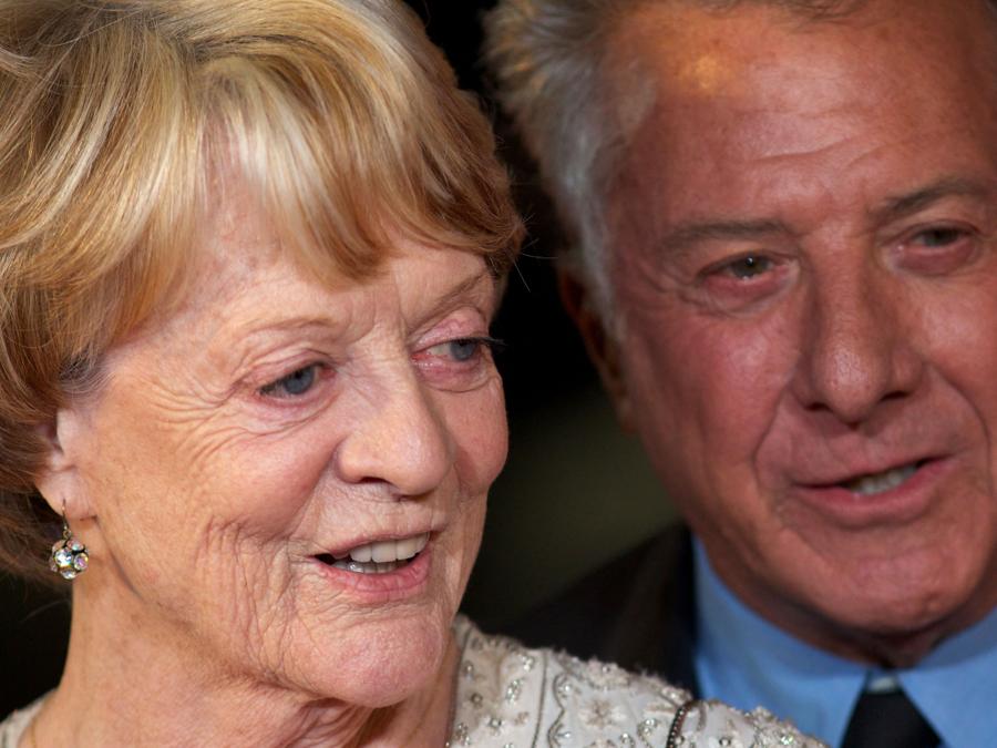 Dustin Hoffman posa con l’attrice britannica Maggie Smith  sul tappeto rosso mentre arrivano per assistere alla prima di ’Quartet’ durante il 56° BFI London Film Festival a Londra il 15 ottobre 2012. (Photo by ANDREW COWIE / AFP)