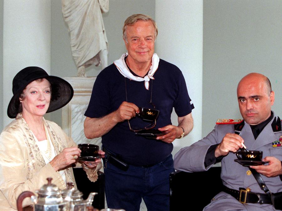 14 agosto 1998,  Roma. Maggie Smith, Franco Zeffirelli e Claudio Spadaro nei panni di Mussolini durante le riprese del film ''The' per Mussolini'' a Roma. MONTEFORTE/ANSA/JI