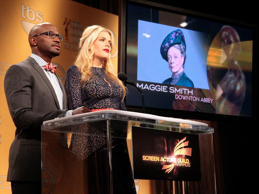 Maggie Smith viene annunciata come candidata per la Miglior Performance di un’Attrice in una Serie Drammatica per “Downton Abbey” mentre gli attori Taye Diggs (a sinistra) e Busy Philipps annunciano le nomination per il 19esimo Screen Actors Guild Awards annuale a West Hollywood , California, 12 dicembre 2012. REUTERS/Jason Redmond/File Photo