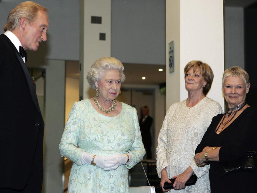 La Regina Elisabetta II, la seconda a sinistra,  con gli attori Charles Dance, a sinistra, Maggie Smith, la seconda a destra, e Judi Dench alla rappresentazione reale di “Ladies in Lavender” a Londra. diretto da Charles Dance e proiettato in un cinema a Leicester Square a Londra, lunedì 8 novembre 2004. (AP Photo/Richard Lewis, File)