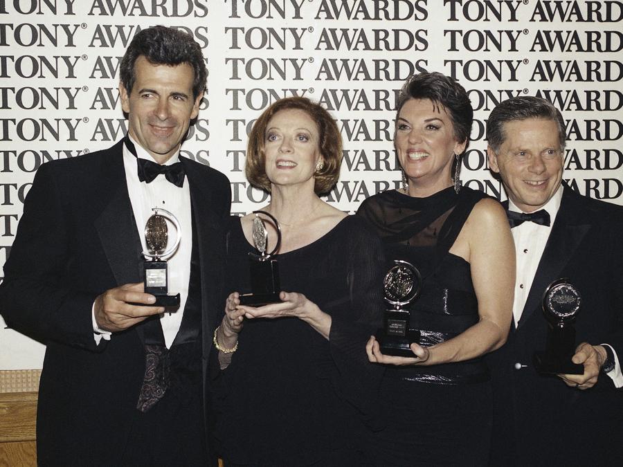 I vincitori del Tony Award, da sinistra, James Naughton, miglior attore in “City of Angels”, Maggie Smith, migliore attrice per “Lettice and Lovage”, Tyne Daly, migliore attrice per “Gypsy”, e Robert Morse.  Tony Awards di New York, 3 giugno 1990. (AP Photo/Richard Drew, File)