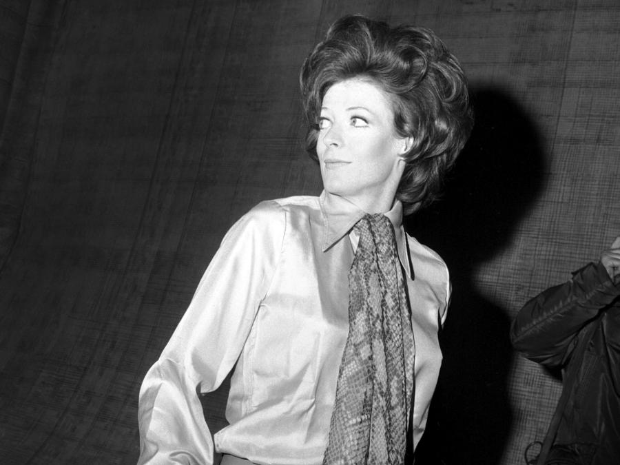 Maggie Smith sul palco dell’Old Vic a Londra, l’8 aprile 1970, durante un intervallo di prove di “The Beaux Stratagem”. (AP Photo/ L Brown, File)