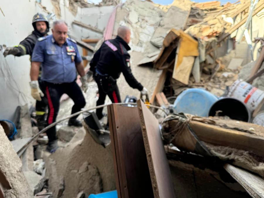 In una foto fornita dall'ufficio stampa dei Carabinieri la palazzina di due piani crollata a Saviano, in provincia di Napoli, a seguito di una esplosione di gas gpl. Saviano 22 settembre 2024. 