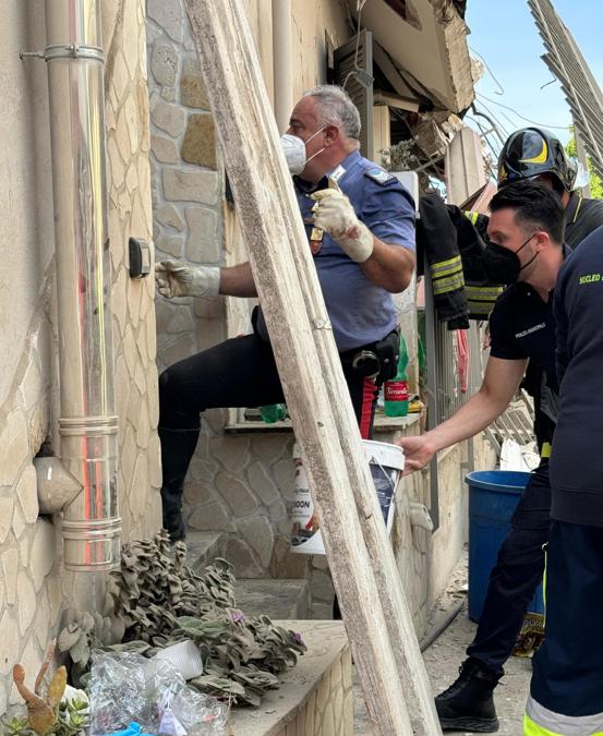 In una foto fornita dall'ufficio stampa dei Carabinieri la palazzina di due piani crollata a Saviano, in provincia di Napoli, a seguito di una esplosione di gas gpl. Saviano 22 settembre 2024. 