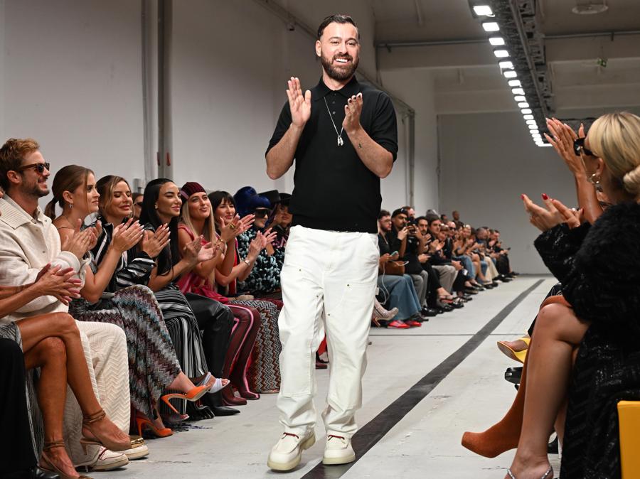 Lo stilista italiano Filippo Grazioli saluta il pubblico al termine della presentazione della sfilata di Missoni durante la Milano Fashion Week Primavera/Estate 2025 Collezioni Donna, a Milano, Italia, 20 settembre 2024. (Ansa/Daniel Dal Zennaro)