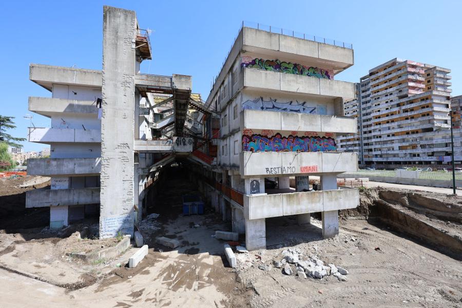 Crollo di un ballatoio nella Vela Celeste a Scampia che ha causato due morti e diversi feriti gravi. Napoli 23/07/2024. (GettyImages)