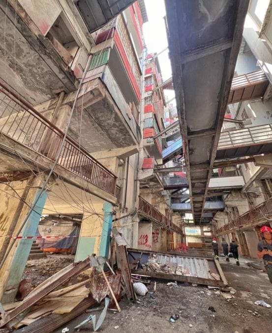 Il crollo del ballatoio a Scampia. (Ansa)