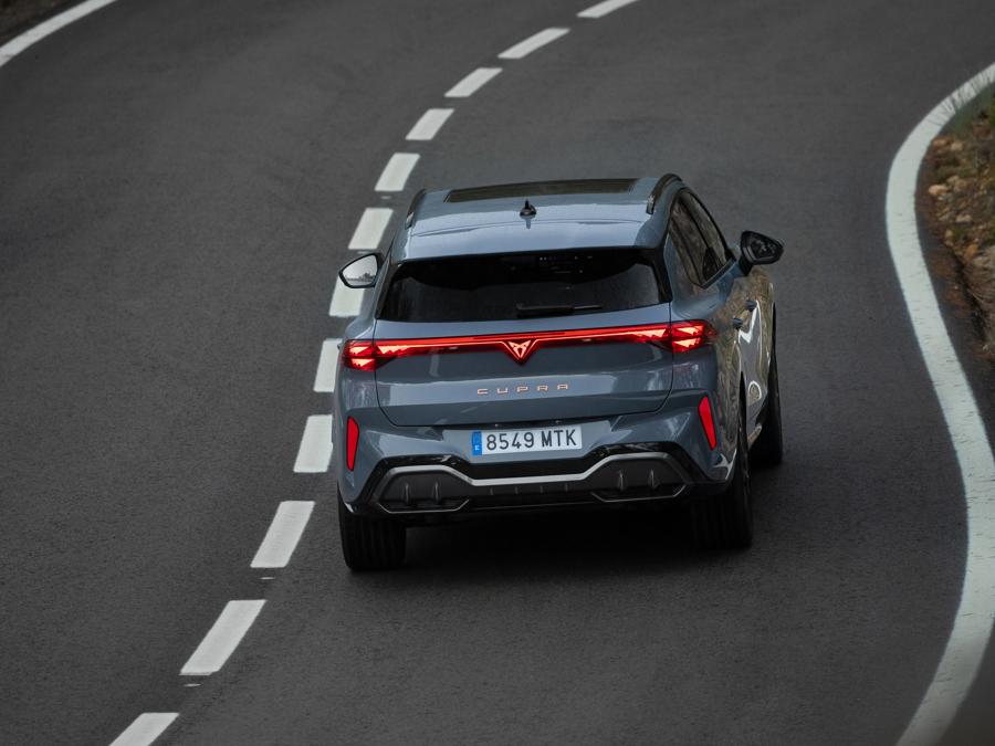 Terramar è disponibile con diverse opzioni di powertrain, tra cui la tecnologia e-hybrid (ibrido plug-in) che eroga 272 CV (200 kW) e offre oltre 100 km di autonomia completamente elettrica