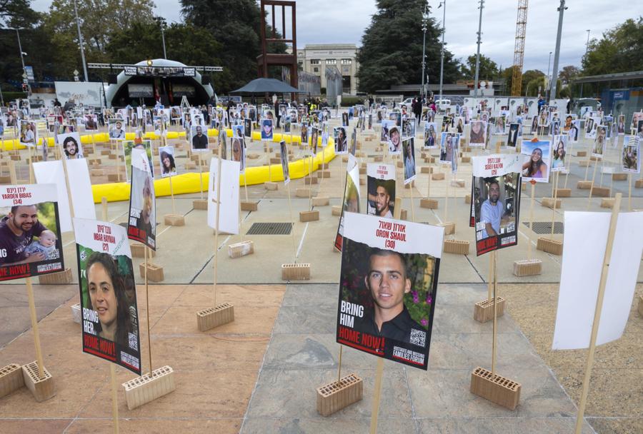 Foto delle vittime degli attacchi del 7 ottobre 2023 durante una manifestazione a sostegno di Israele per  il primo anniversario dell’attacco di Hamas contro Israele davanti agli uffici delle Nazioni Unite a Ginevra, Svizzera. (EPA)