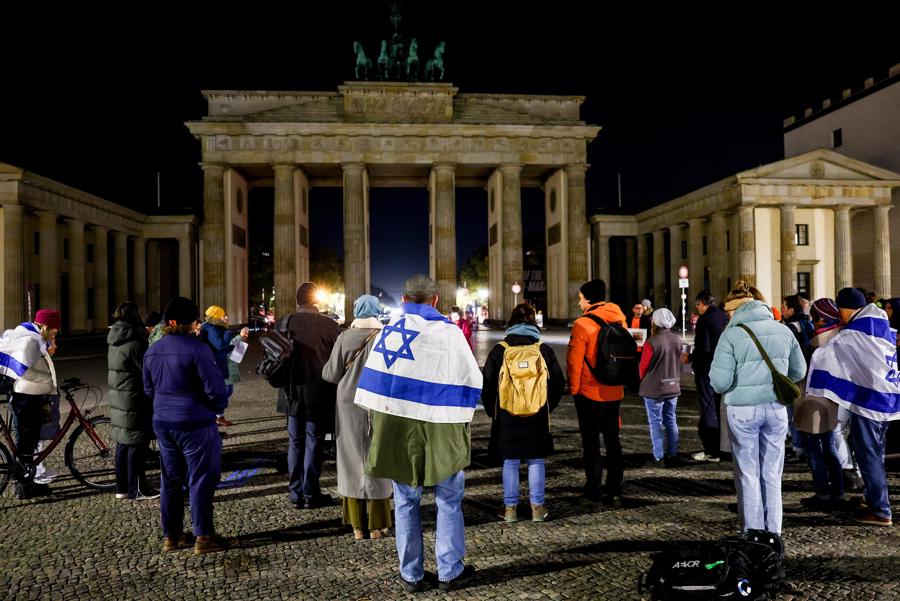 La veglia “Non dimenticare mai il 7 ottobre” per celebrare l’anniversario dell’attacco guidato da Hamas contro Israele, di fronte alla porta di Brandeburgo a Berlino, Germania. (EPA)