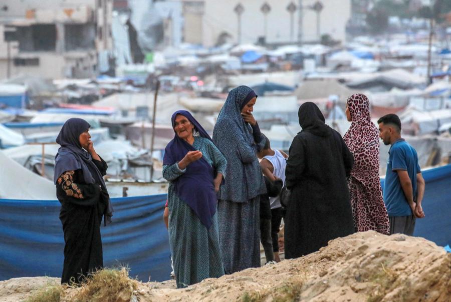 Palestinesi sfollati a Khan Yunis. (AFP)
