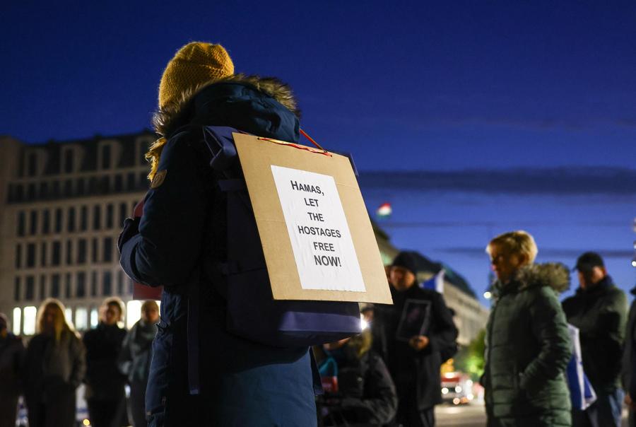 La veglia “Non dimenticare mai il 7 ottobre” per celebrare l’anniversario dell’attacco guidato da Hamas contro Israele, di fronte alla porta di Brandeburgo a Berlino, Germania. (EPA)