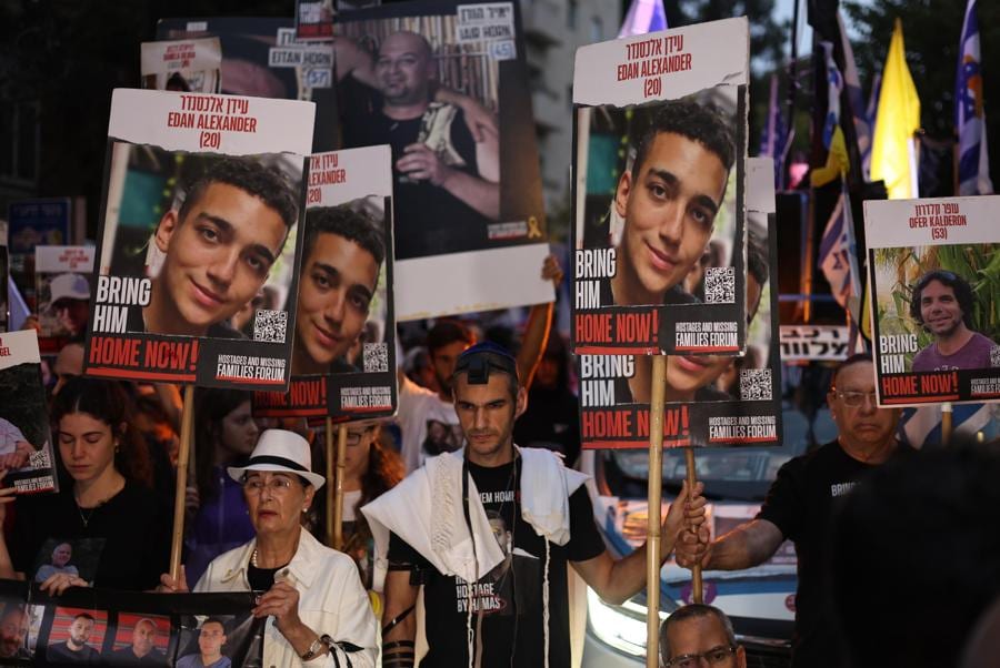 I familiari degli ostaggi israeliani e i loro sostenitori partecipano a una protesta in occasione del primo anniversario dell’attacco guidato da Hamas del 7 ottobre 2023, accanto alla residenza del primo ministro israeliano a Gerusalemme. (EPA)