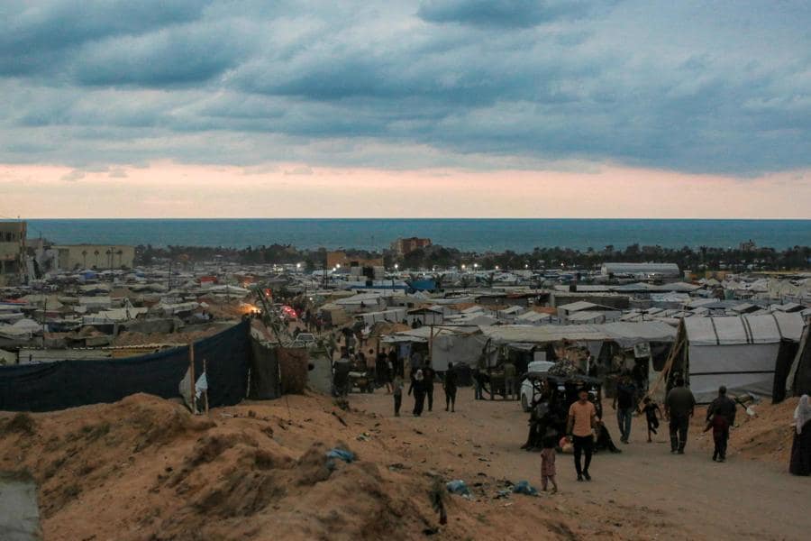 Un cielo coperto sopra le tende che danno rifugio ai palestinesi sfollati a Khan Yunis, nel sud della Striscia di Gaza, il 6 ottobre 2024, alla vigilia dell’anniversario della guerra in corso nel territorio palestinese tra Israele e Hamas. (AFP)
