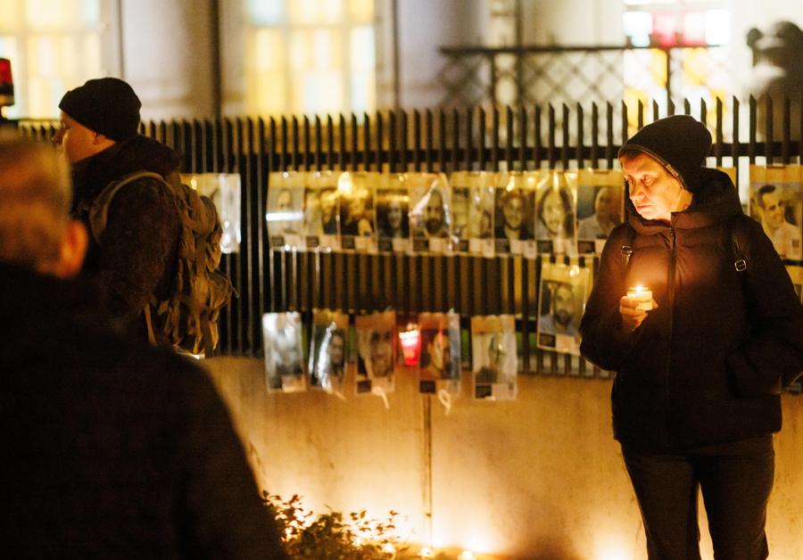 I ritratti degli ostaggi israeliani davanti alla sinagoga del Fraenkelufer a Berlino. Il prossimo 7 ottobre 2024 segna un anno da quando il gruppo militante palestinese Hamas ha lanciato un attacco a sorpresa contro Israele, uccidendo 1.200 persone, e un anno da quando Israele ha iniziato la sua guerra a Gaza, uccidendo più di 41.000 persone. (EPA)