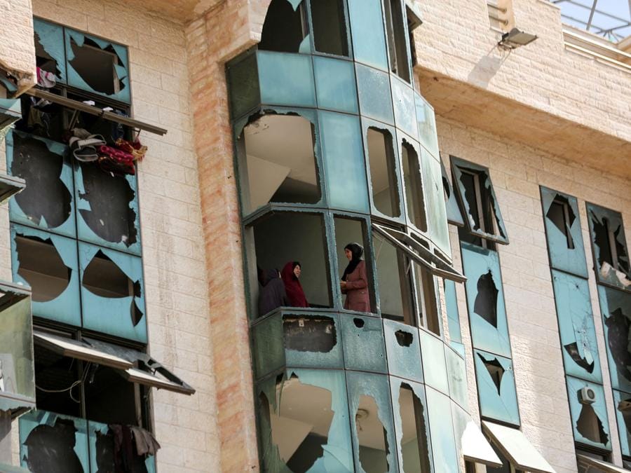 Alcuni palestinesi sfollati, fuggiti dalle aree della Striscia di Gaza settentrionale, si rifugiano presso la sede dell’Agenzia pensionistica palestinese, a Gaza City. (REUTERS/Dawoud Abu Alkas)