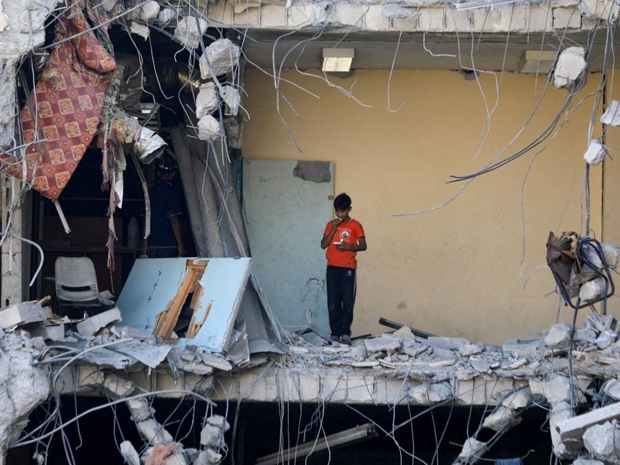 Un ragazzo palestinese in piedi tra le macerie, dopo che le forze israeliane si sono ritirate da una parte di Gaza City, a seguito di un’operazione di terra,  a Gaza City. (REUTERS/Dawoud Abu Alkas/File Photo)