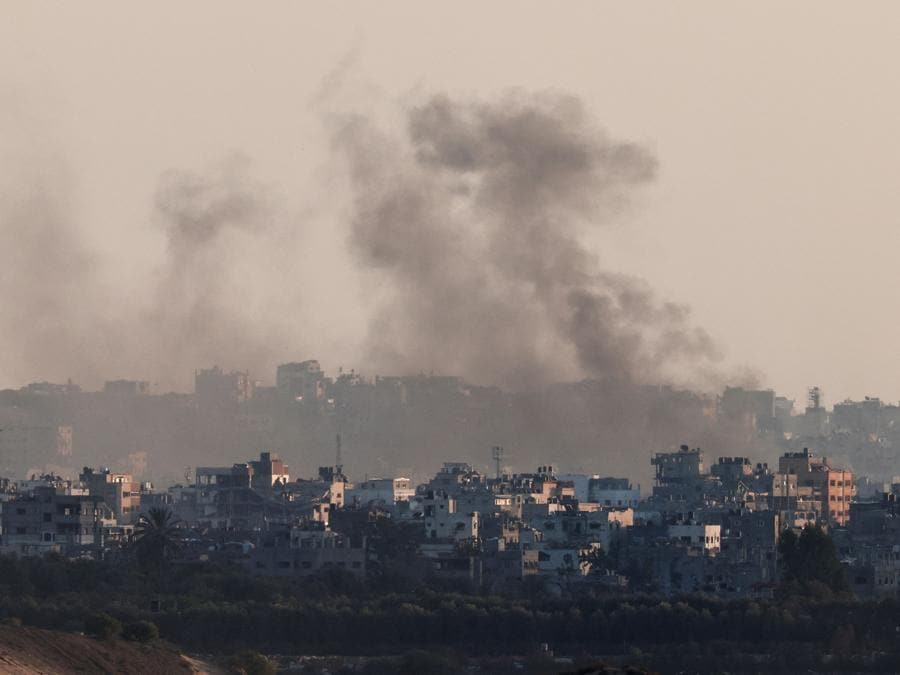 Il fumo si alza nel nord di Gaza, nel mezzo del conflitto in corso tra Israele e Hamas, visto da Israele. (REUTERS/Amir Cohen)