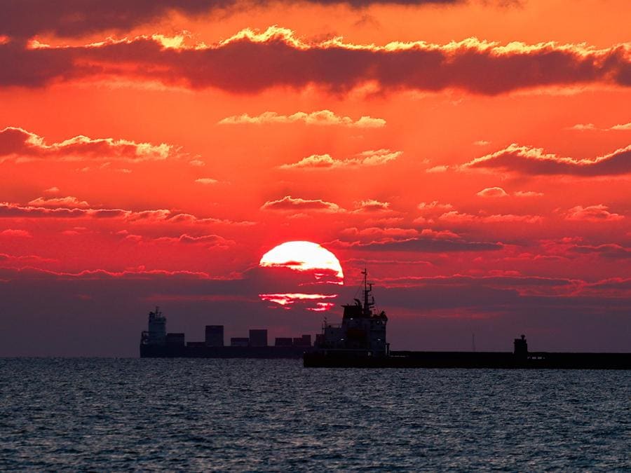 Le navi cargo navigano nel Mar Mediterraneo durante il tramonto, nel mezzo del conflitto in corso a Gaza tra Israele e Hamas, come si vede da Ashdod, Israele. (REUTERS/Gonzalo Fuentes)