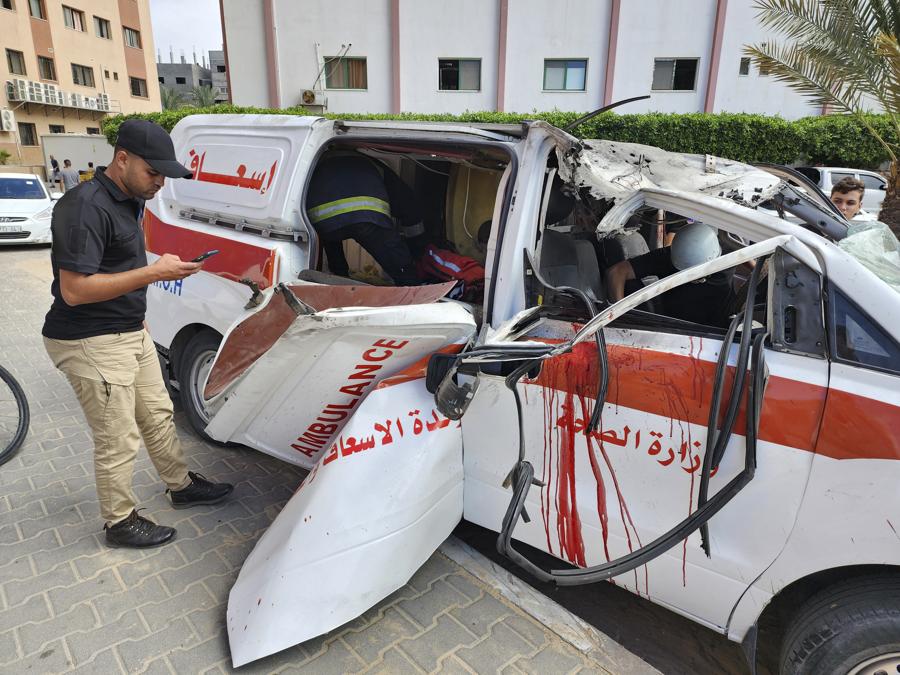 Medici palestinesi ispezionano un’ambulanza danneggiata colpita da un attacco aereo israeliano all’interno dell’ospedale Nasser di Khan Younis, nella Striscia di Gaza meridionale. (AP Photo, File)